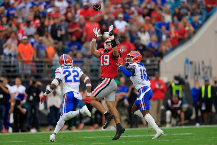 Georgia Bulldogs tight end Brock Bowers (19) hauls in a reception against Florida safeties Tre'Vez Johnson (16) and Rashad Torrence II (22). © Corey Perrine / USA TODAY NETWORK